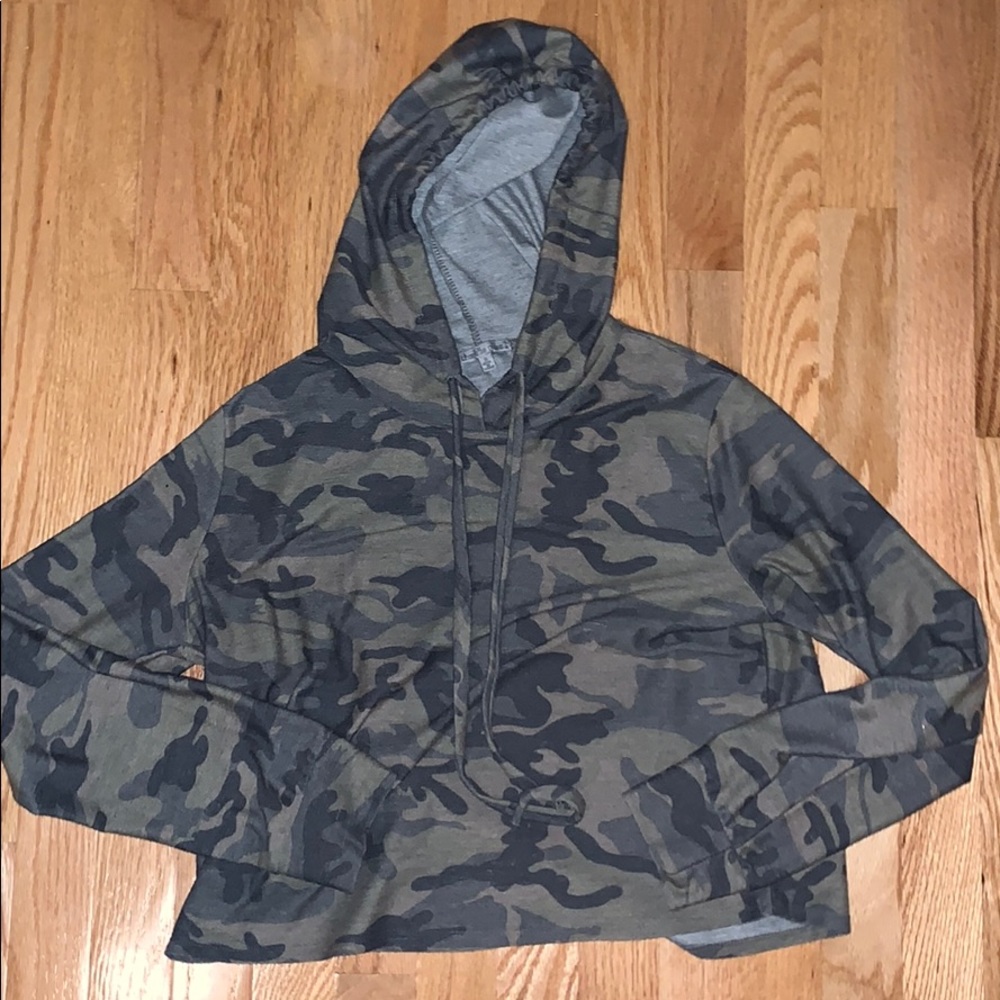 Camo cropped hoodie!
